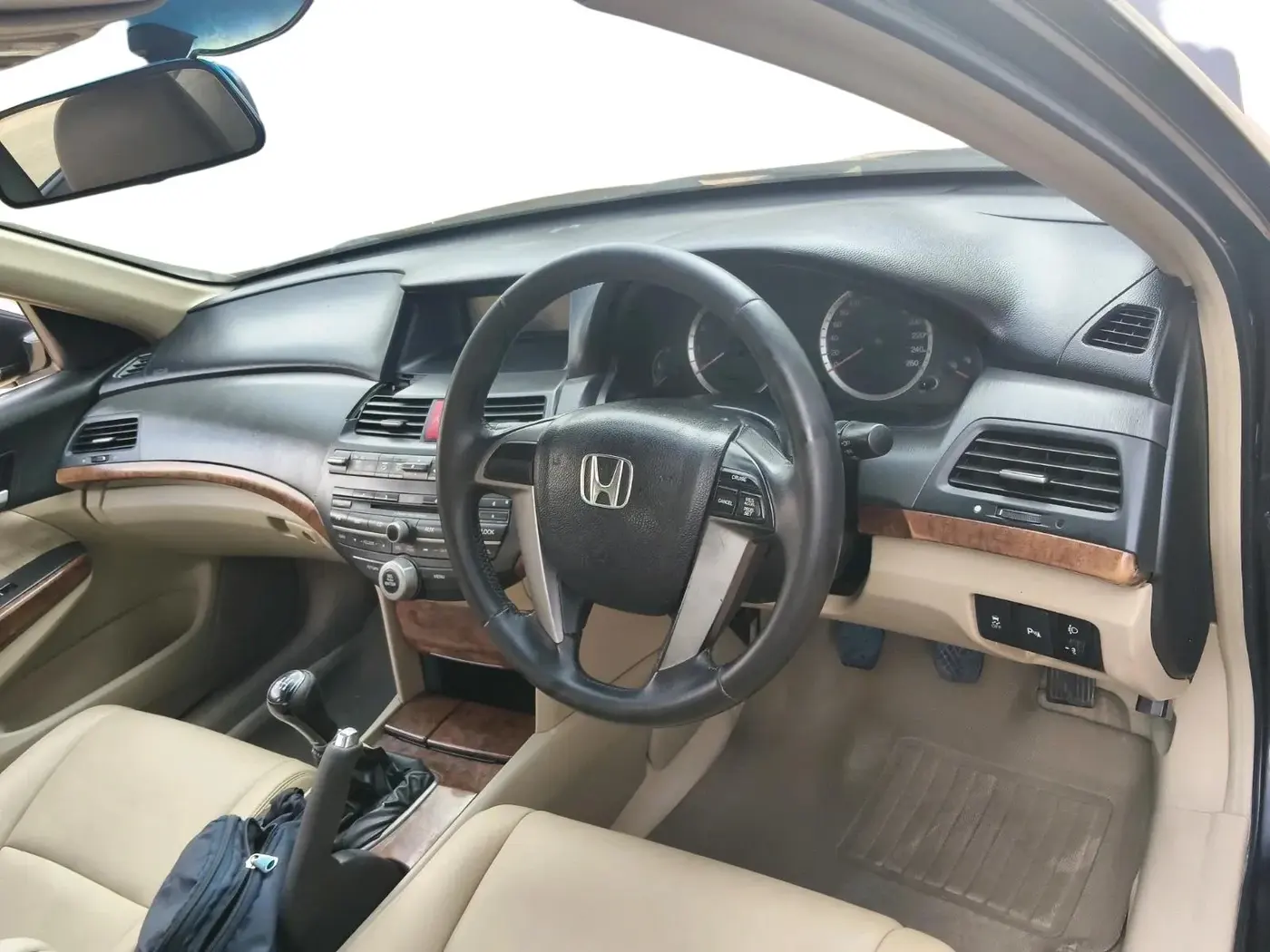 2011 Honda Accord 2.4L I-VTEC MT, Petrol, Manual, 1,23,328 km, interior