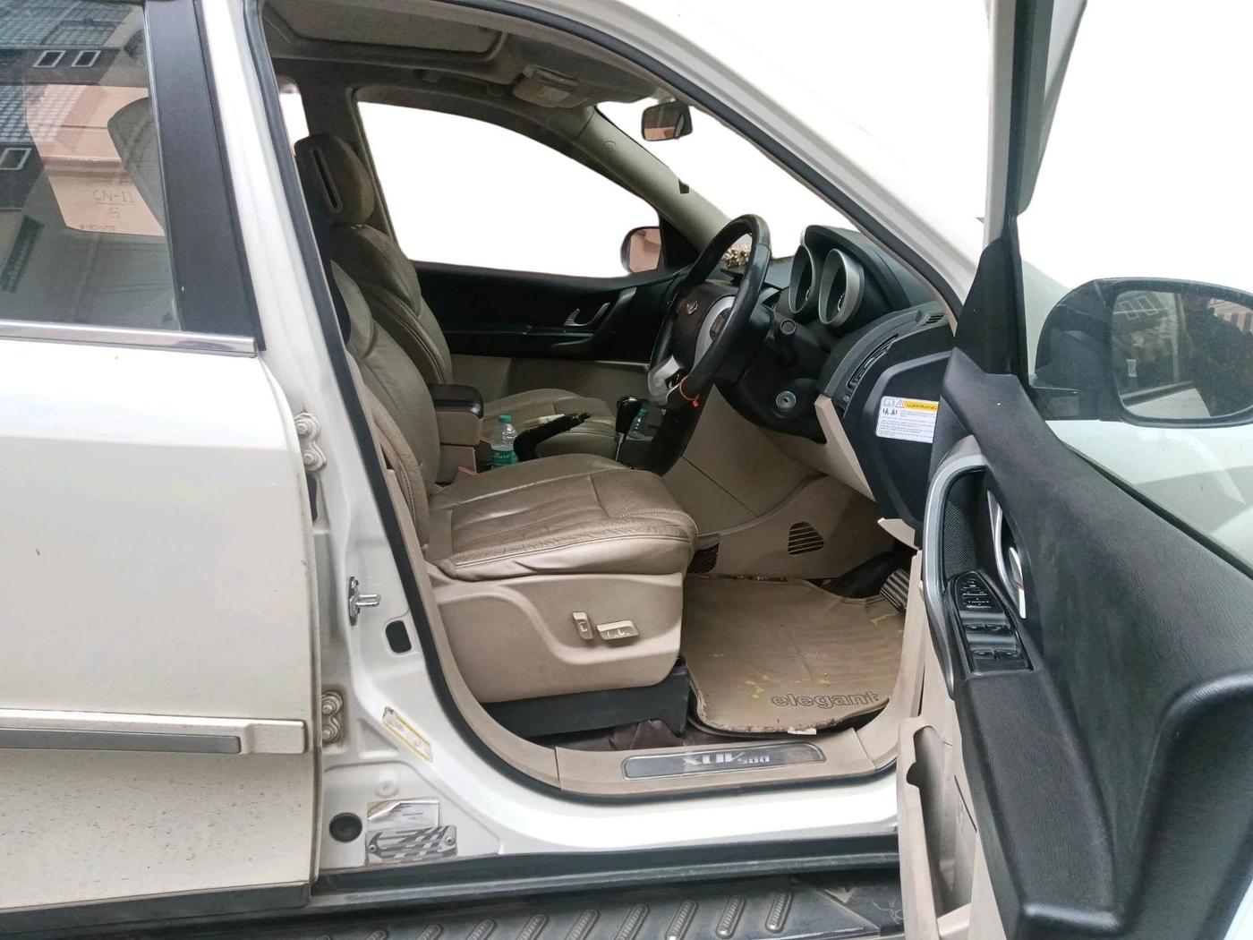 2016 Mahindra XUV500 W10 AT, Diesel, Automatic, 1,37,903 km, interior