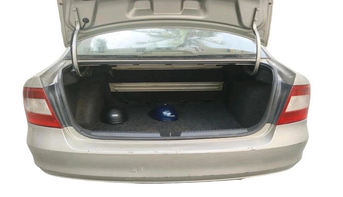 2012 Skoda Rapid ELEGANCE 1.6 TDI CR MT, Diesel, Manual, 87,338 km, exterior