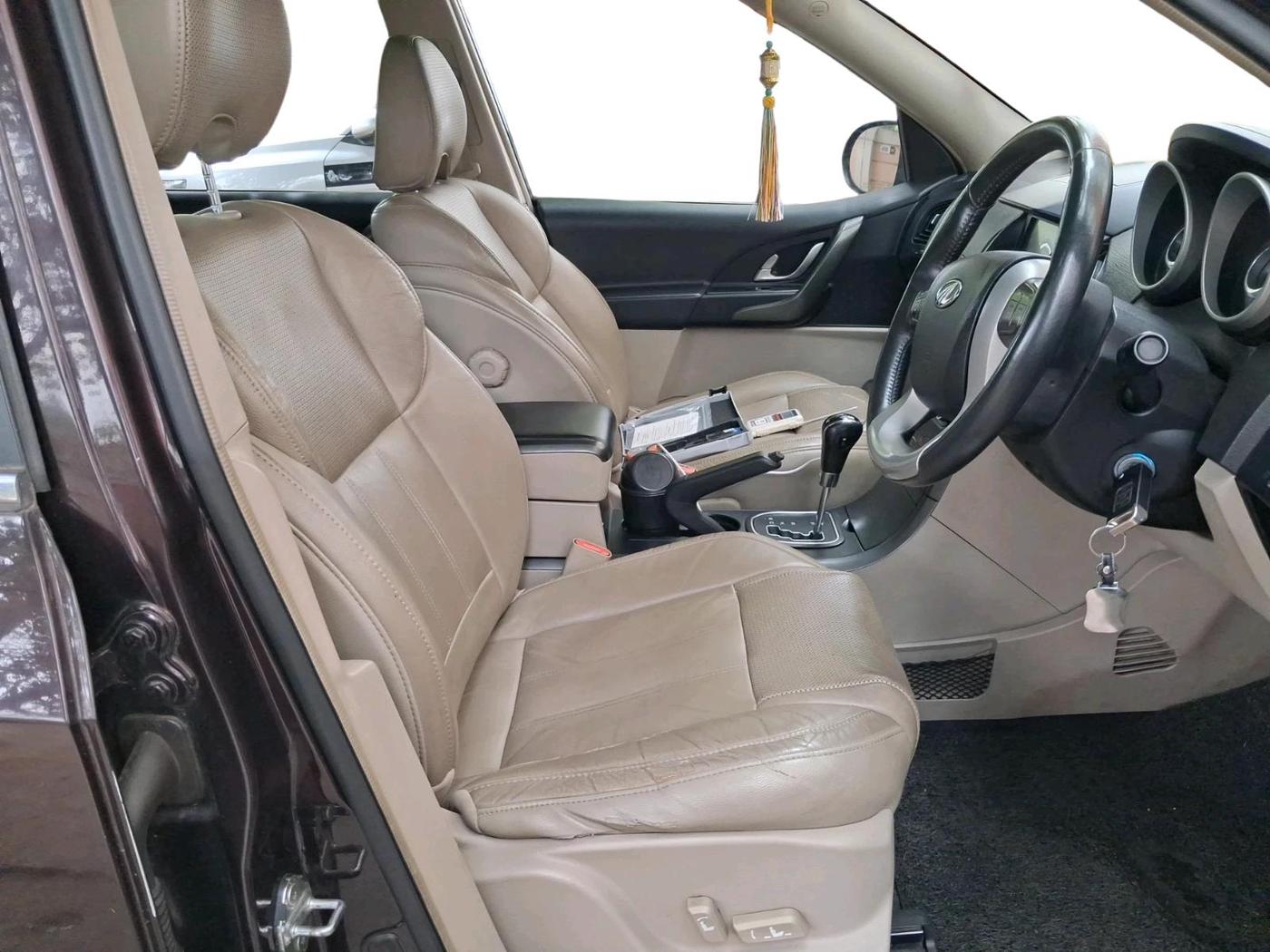 2016 Mahindra XUV500 W10 AT, Diesel, Automatic, 1,17,313 km, interior