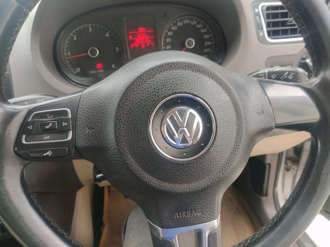 2013 Volkswagen Vento HIGHLINE DIESEL 1.6, Diesel, Manual, 2,02,912 km, interior