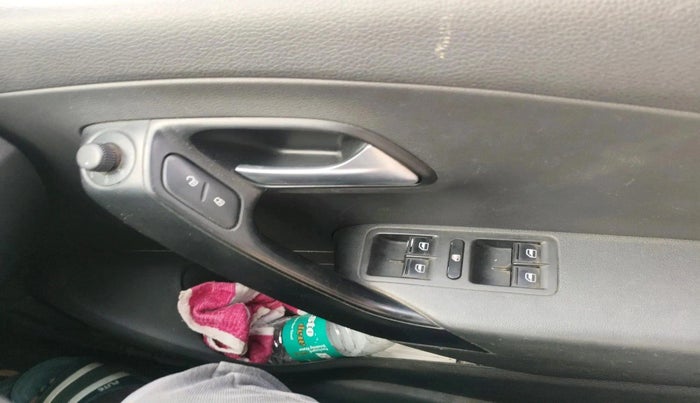 2016 Volkswagen Polo COMFORTLINE 1.2L, Petrol, Manual, 1,05,737 km, interior