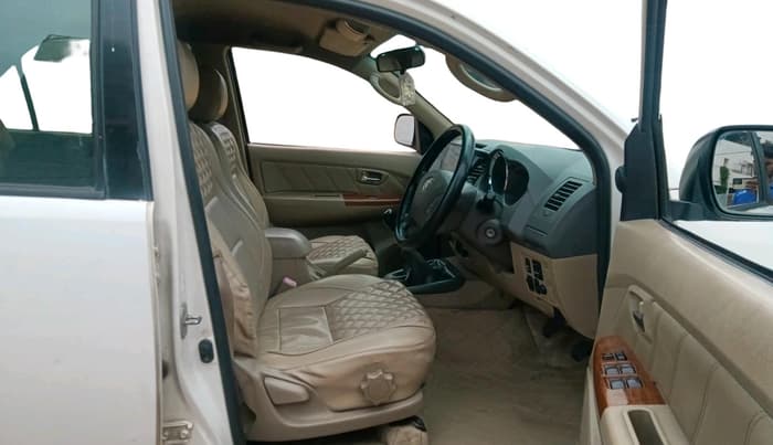 2011 Toyota Fortuner 3.0 4X4 MT, Diesel, Manual, 1,76,261 km, interior