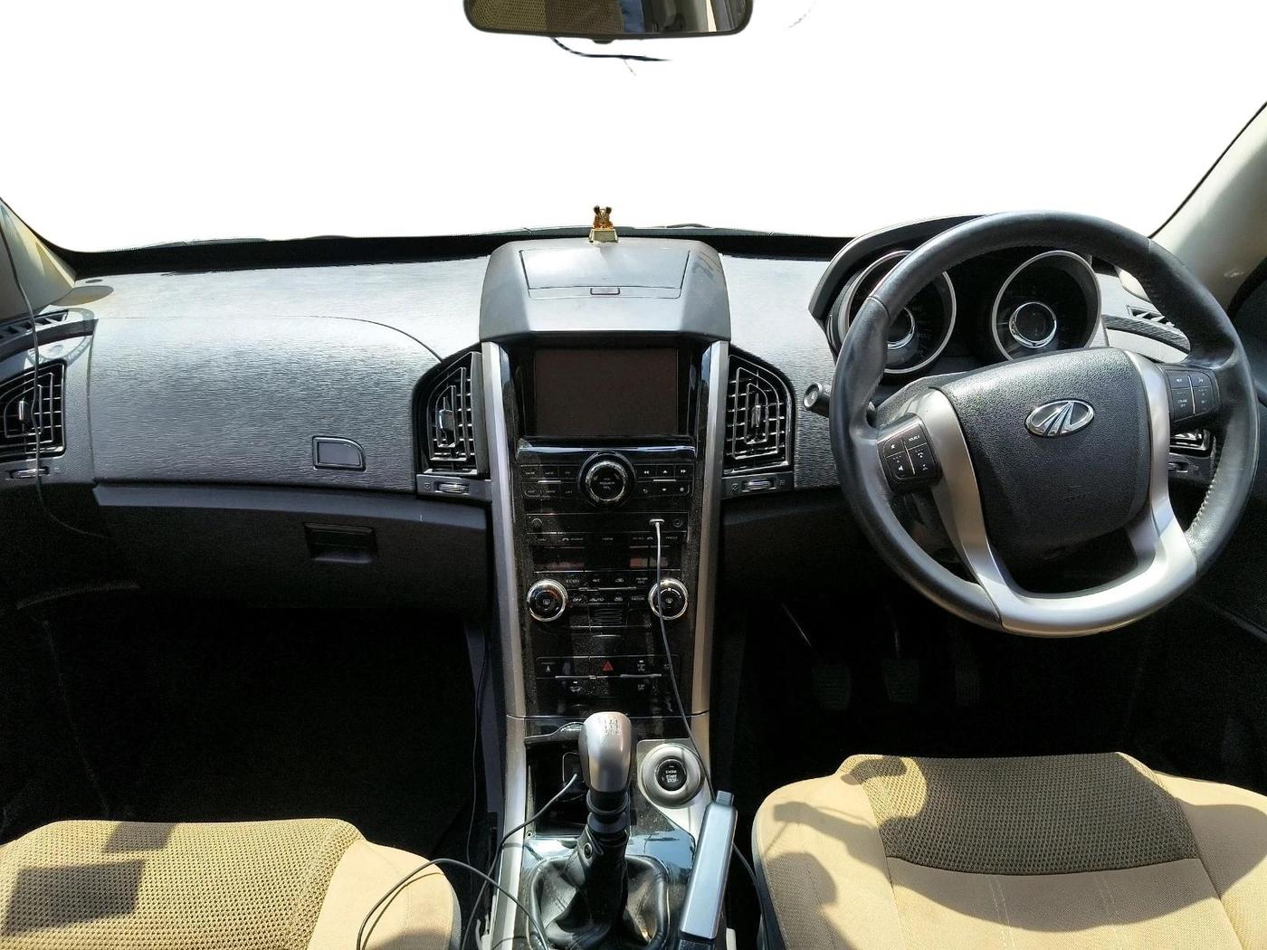 2018 Mahindra XUV500 W9, Diesel, Manual, 1,01,241 km, interior
