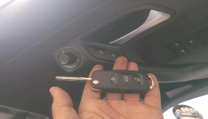 2018 Volkswagen Polo HIGHLINE PLUS 1.0 16 ALLOY, Petrol, Manual, 1,73,233 km, interior