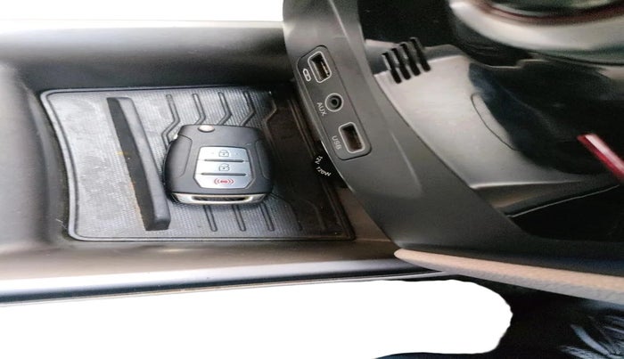 2019 Mahindra XUV300 W8 1.5 DIESEL, Diesel, Manual, 1,04,211 km, interior