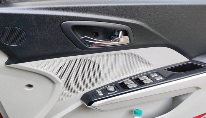 2020 Mahindra XUV300 W8 1.5 DIESEL, Diesel, Manual, 1,05,575 km, interior