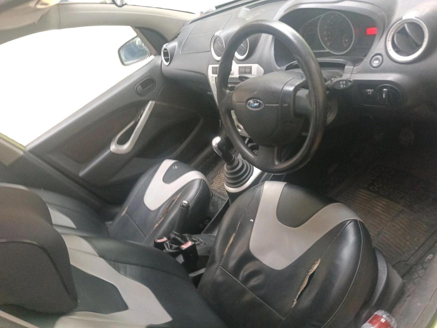 2011 Ford Figo TITANIUM 1.2 PETROL, Petrol, Manual, 1,22,892 km, interior