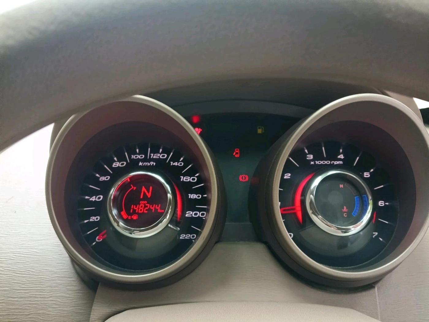 2014 Mahindra XUV500 W6, Diesel, Manual, 1,48,244 km, interior