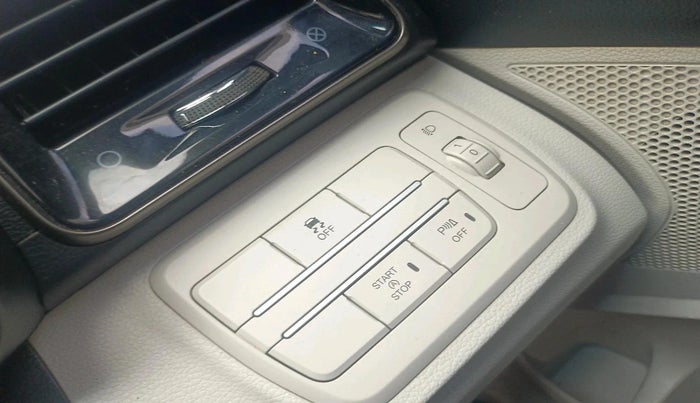 2020 Mahindra XUV300 W8 (O) 1.2 PETROL, Petrol, Manual, 80,844 km, interior