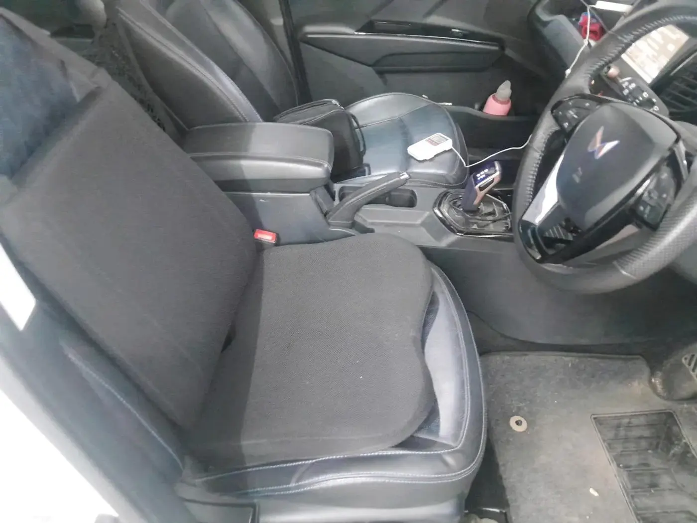 2023 Mahindra XUV400 EL 7.2 KW, Electric, Automatic, 68,201 km, interior