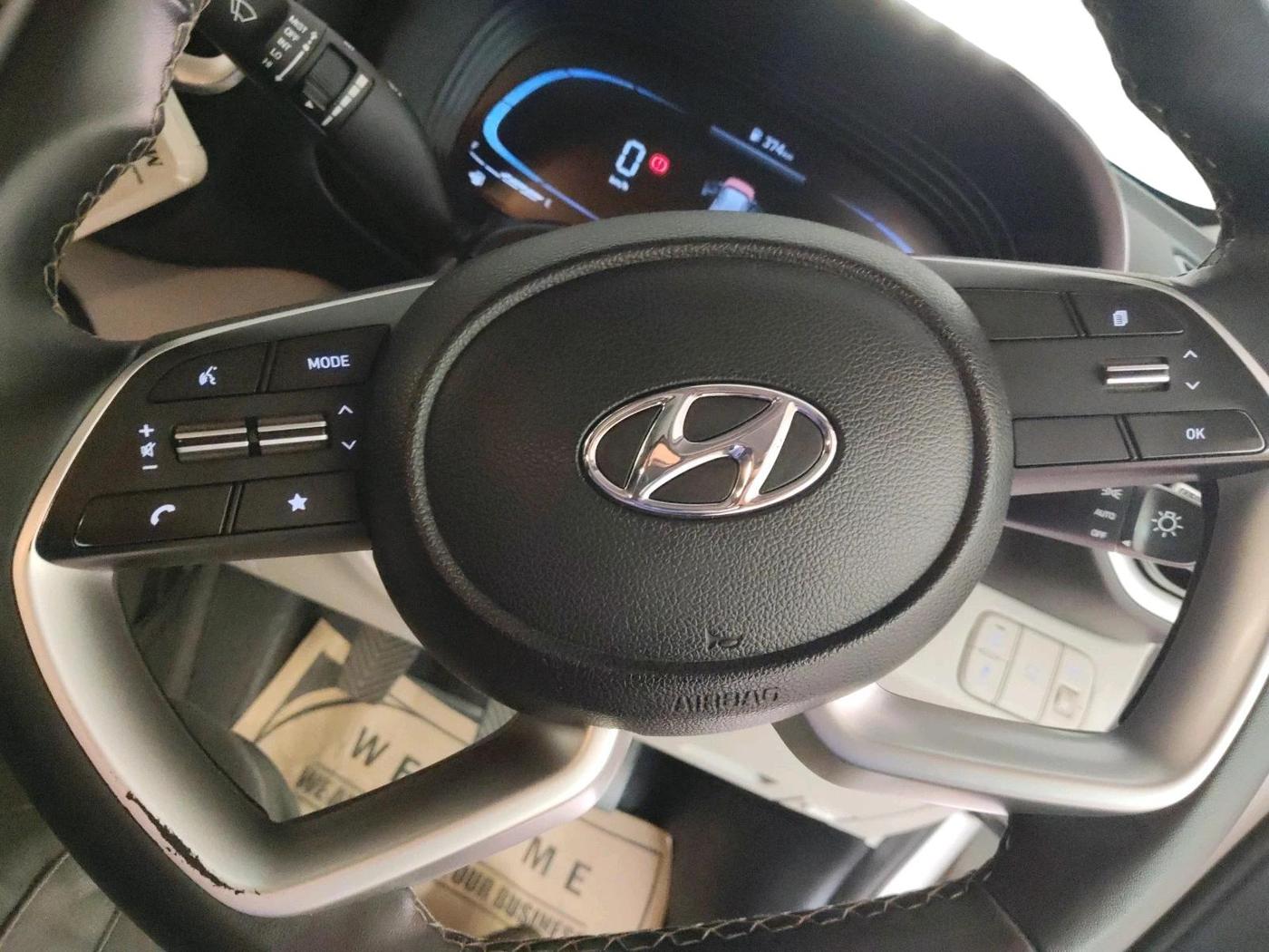 2024 Hyundai VENUE SX 1.2 PETROL, Petrol, Manual, 77,395 km, interior