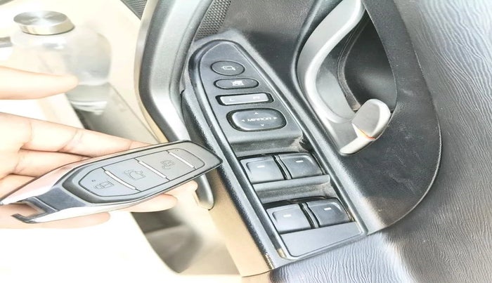 2016 Mahindra XUV500 W10, Diesel, Manual, 1,32,102 km, interior