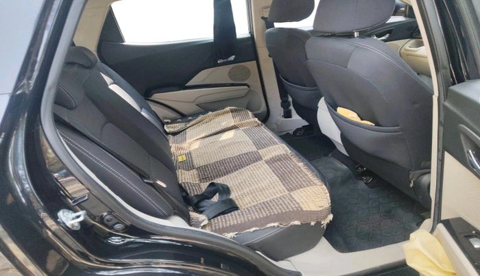 2022 Mahindra XUV300 W8 1.2 PETROL, Petrol, Manual, 21,091 km, interior