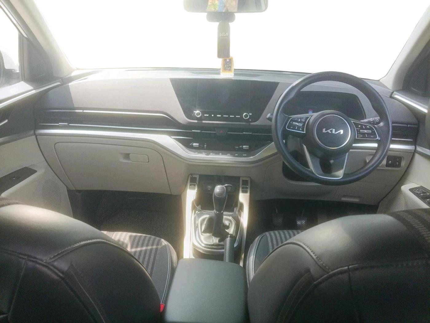 2022 KIA CARENS PRESTIGE PLUS 1.4 PETROL 7 STR, Petrol, Manual, 21,872 km, interior