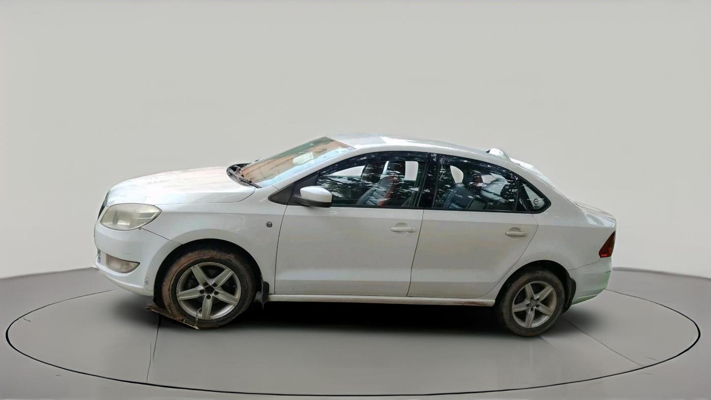 2013 Skoda Rapid AMBITION 1.6 TDI CR MT PLUS, Diesel, Manual, 1,26,957 km, exterior