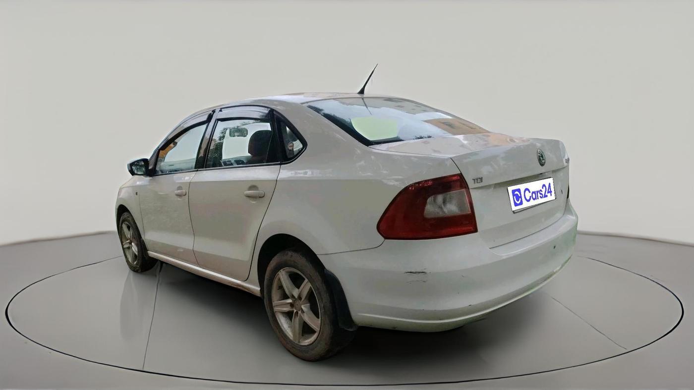 2013 Skoda Rapid AMBITION 1.6 TDI CR MT PLUS, Diesel, Manual, 1,26,957 km, exterior