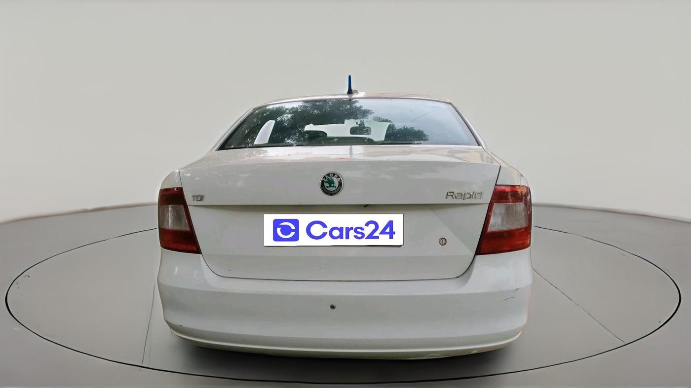 2013 Skoda Rapid AMBITION 1.6 TDI CR MT PLUS, Diesel, Manual, 1,26,957 km, exterior