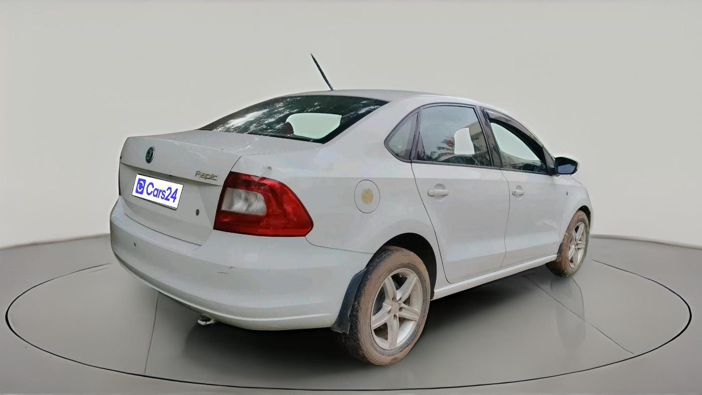 2013 Skoda Rapid AMBITION 1.6 TDI CR MT PLUS, Diesel, Manual, 1,26,957 km, exterior