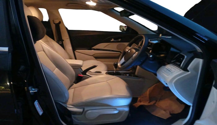 2023 Mahindra XUV300 W8 (O) 1.2 PETROL AMT, Petrol, Automatic, 10,440 km, interior