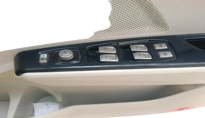 2019 Mahindra XUV300 W8 (O) 1.5 DIESEL, Diesel, Manual, 78,575 km, interior