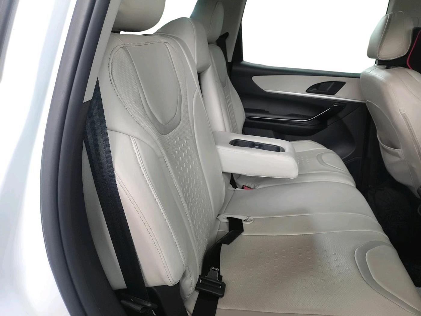 2023 Mahindra XUV700 AX 5 D AT 7 STR, Diesel, Automatic, 71,805 km, interior
