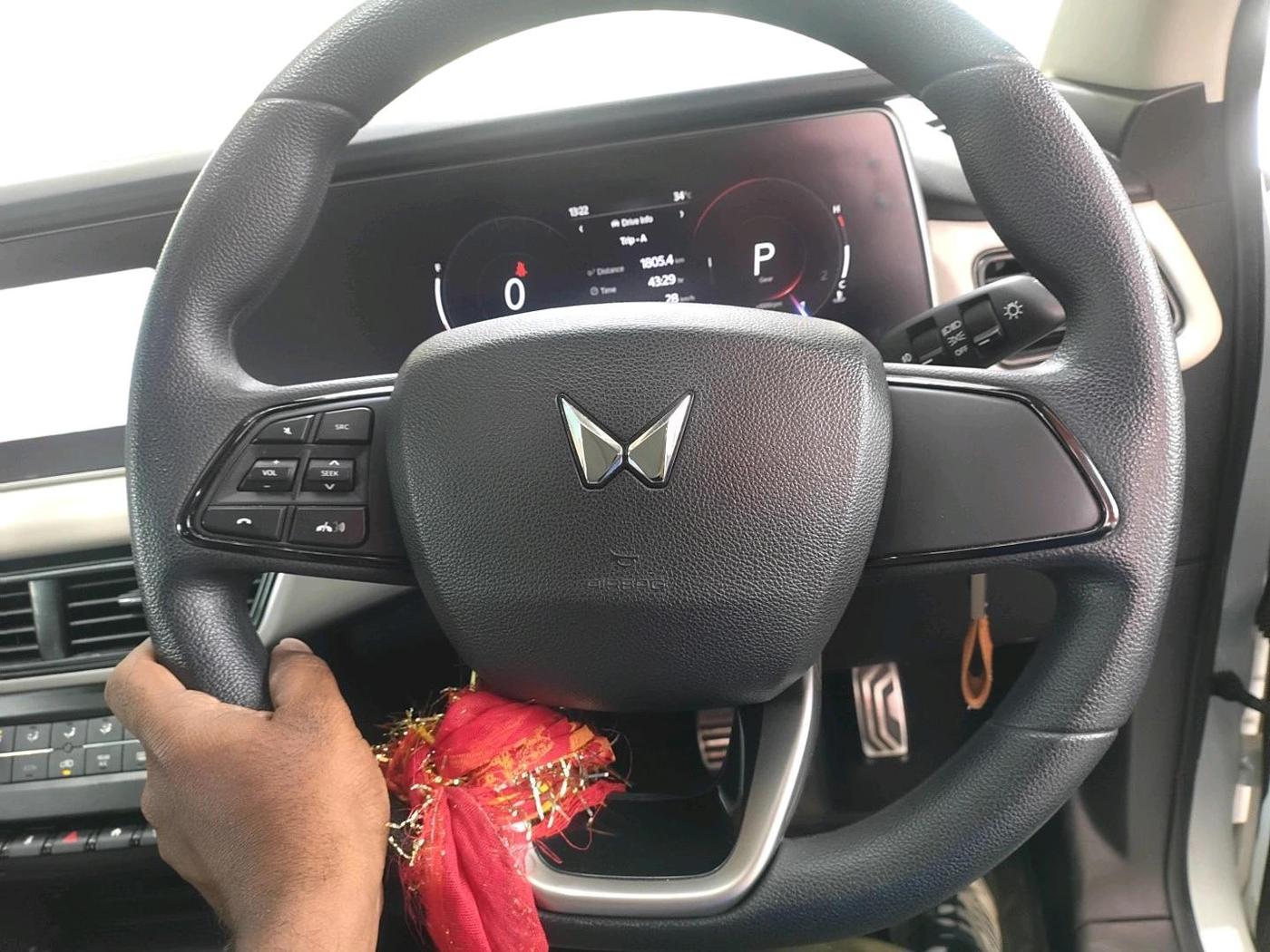 2023 Mahindra XUV700 AX 5 D AT 7 STR, Diesel, Automatic, 71,805 km, interior