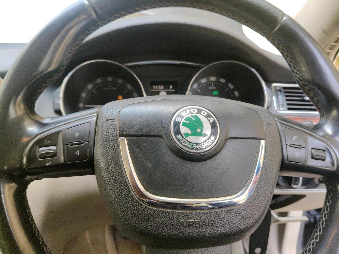 2011 Skoda Superb ELEGANCE 2.0 TDI CR AT, Diesel, Automatic, 1,13,212 km, interior