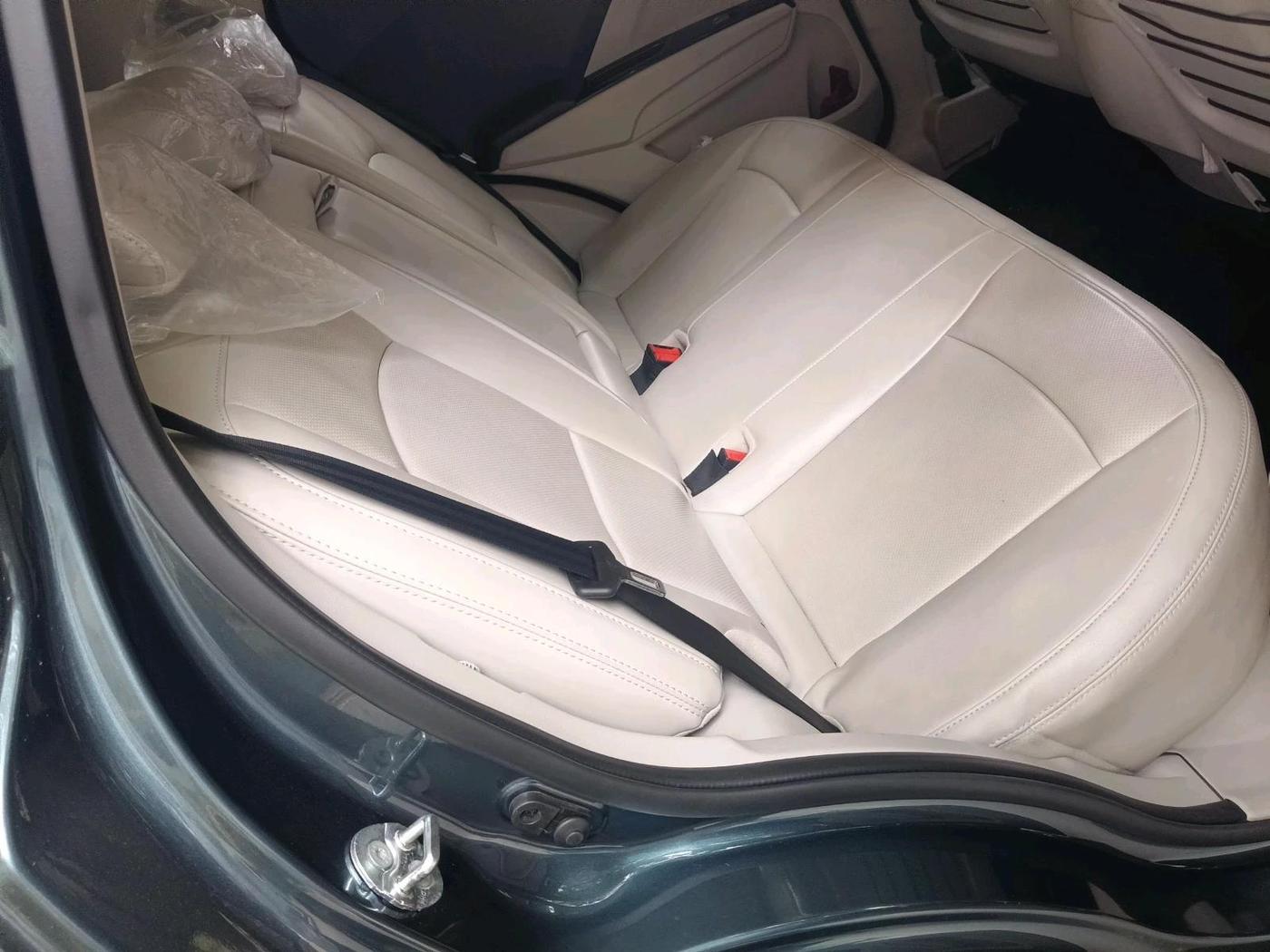 2021 Mahindra XUV300 W8 (O) 1.2 PETROL AMT, Petrol, Automatic, 27,365 km, interior