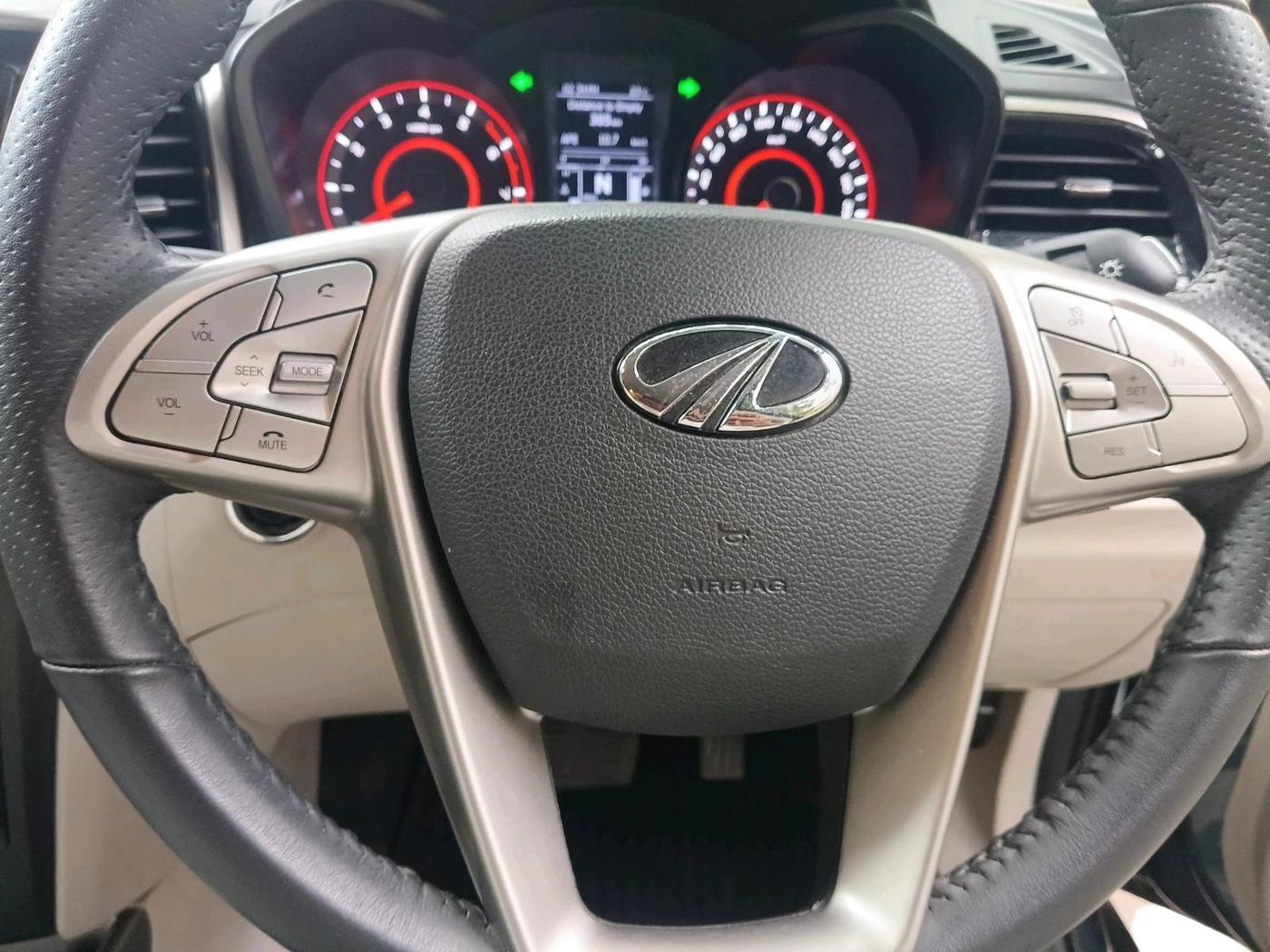 2021 Mahindra XUV300 W8 (O) 1.2 PETROL AMT, Petrol, Automatic, 27,365 km, interior