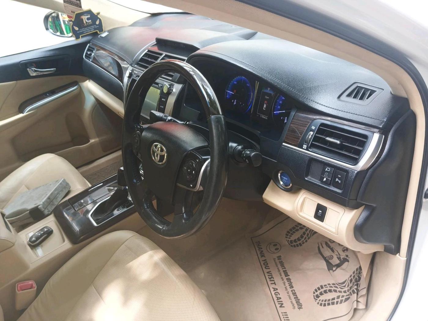 2017 Toyota Camry HYBRID, Hybrid, Automatic, 1,79,643 km, interior