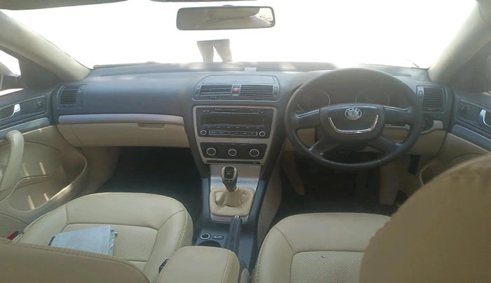 2013 Skoda Laura AMBIENTE 2.0 TDI CR MT, Diesel, Manual, 1,41,871 km, interior