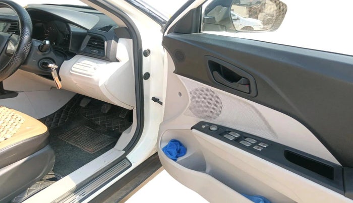 2023 Mahindra XUV300 W6 1.2 PETROL, Petrol, Manual, 46,833 km, interior