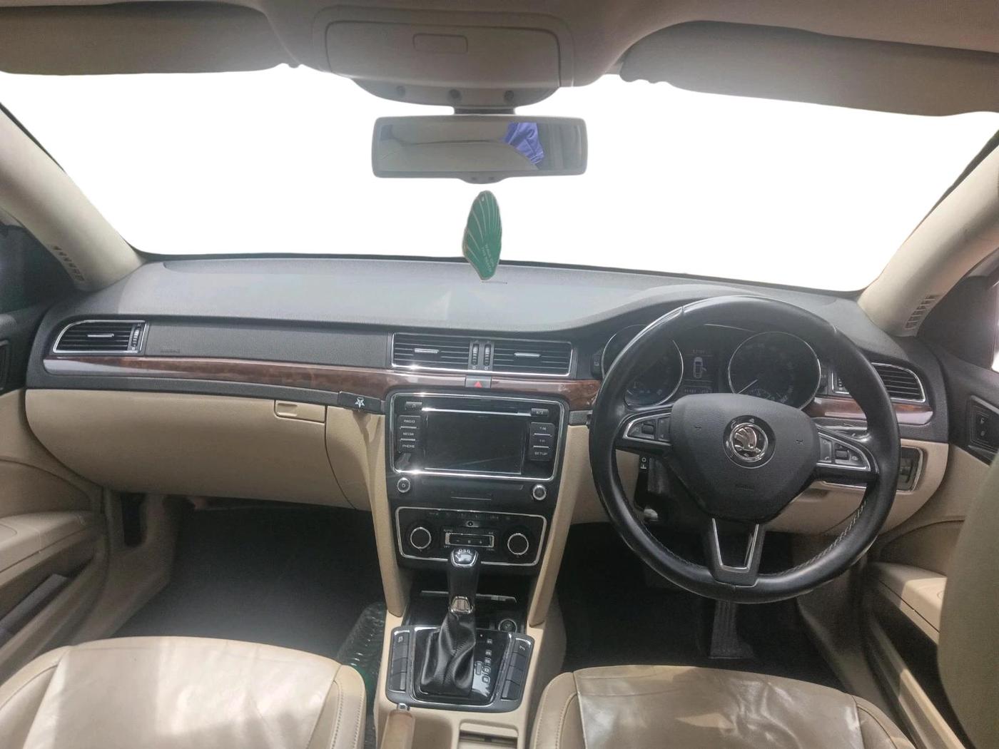 2014 Skoda Superb ELEGANCE 2.0 TDI CR AT, Diesel, Automatic, 1,41,187 km, interior