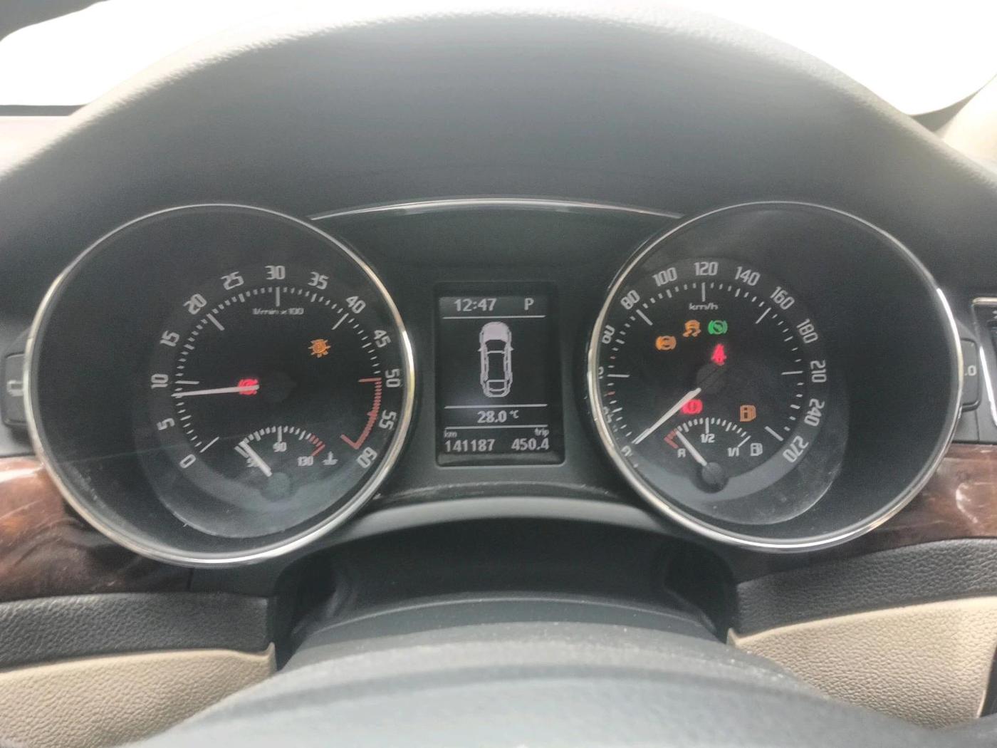 2014 Skoda Superb ELEGANCE 2.0 TDI CR AT, Diesel, Automatic, 1,41,187 km, interior
