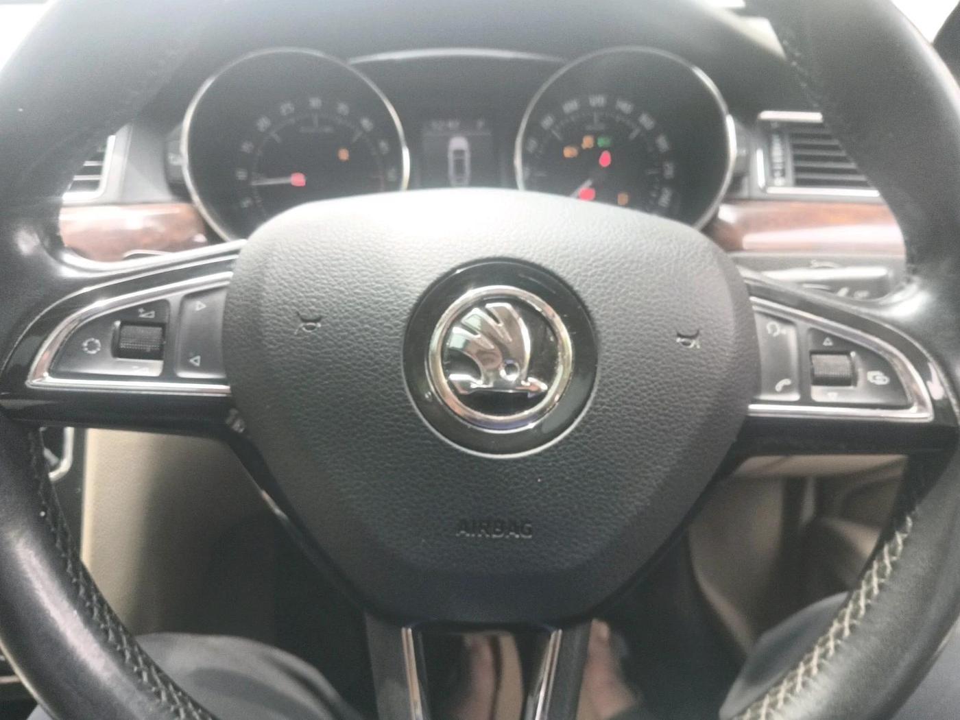 2014 Skoda Superb ELEGANCE 2.0 TDI CR AT, Diesel, Automatic, 1,41,187 km, interior