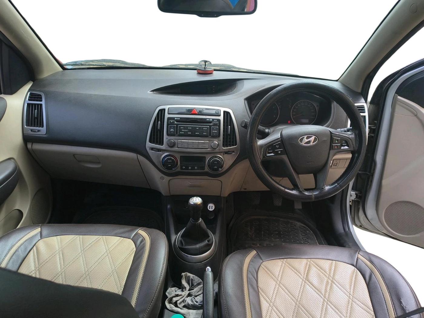 2013 Hyundai i20 SPORTZ 1.2, Petrol, Manual, 1,00,405 km, interior