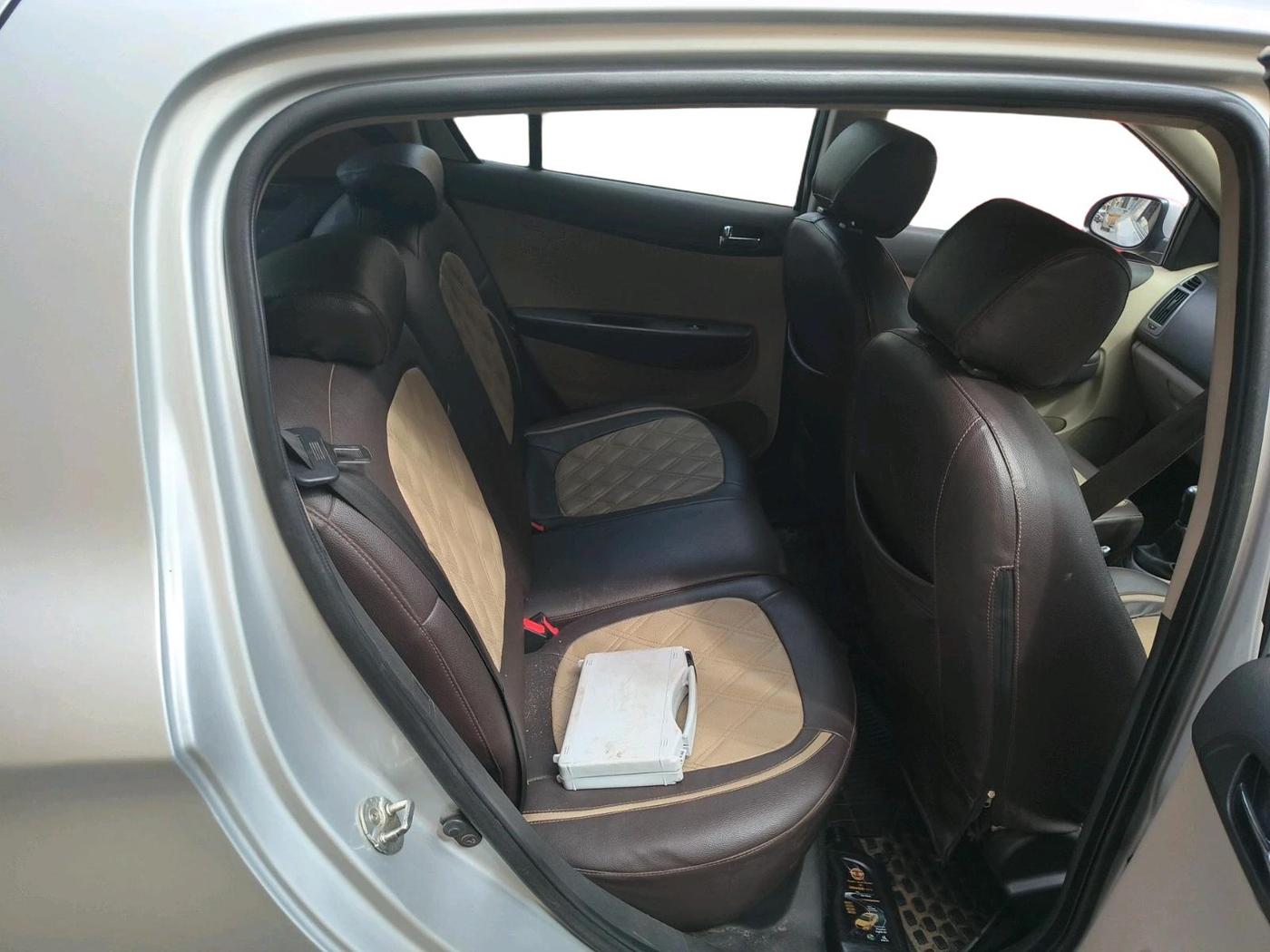 2013 Hyundai i20 SPORTZ 1.2, Petrol, Manual, 1,00,405 km, interior