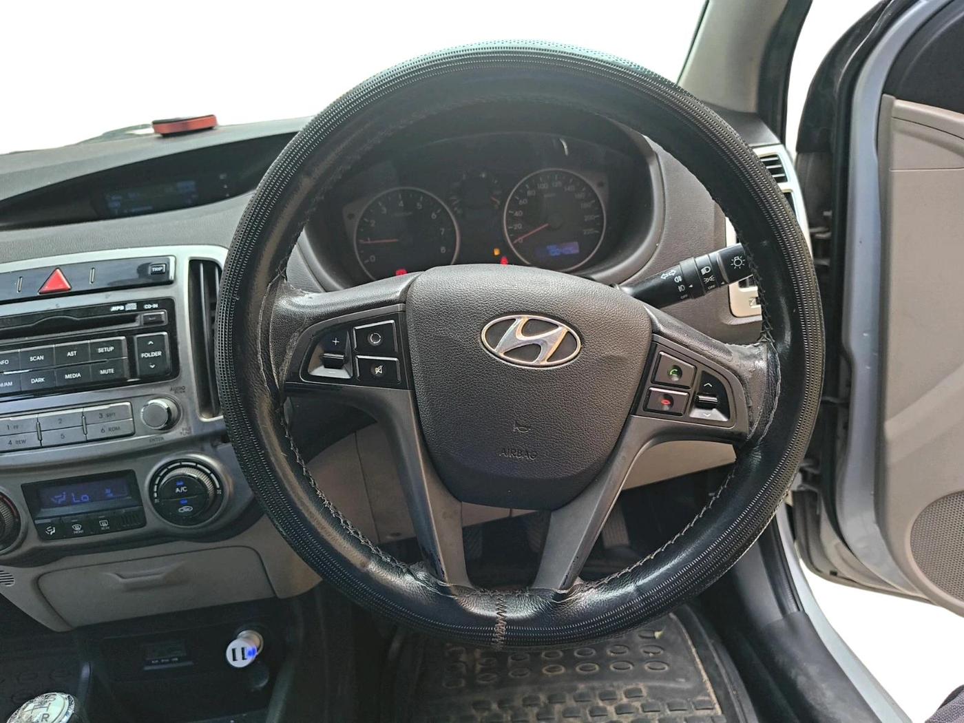 2013 Hyundai i20 SPORTZ 1.2, Petrol, Manual, 1,00,405 km, interior