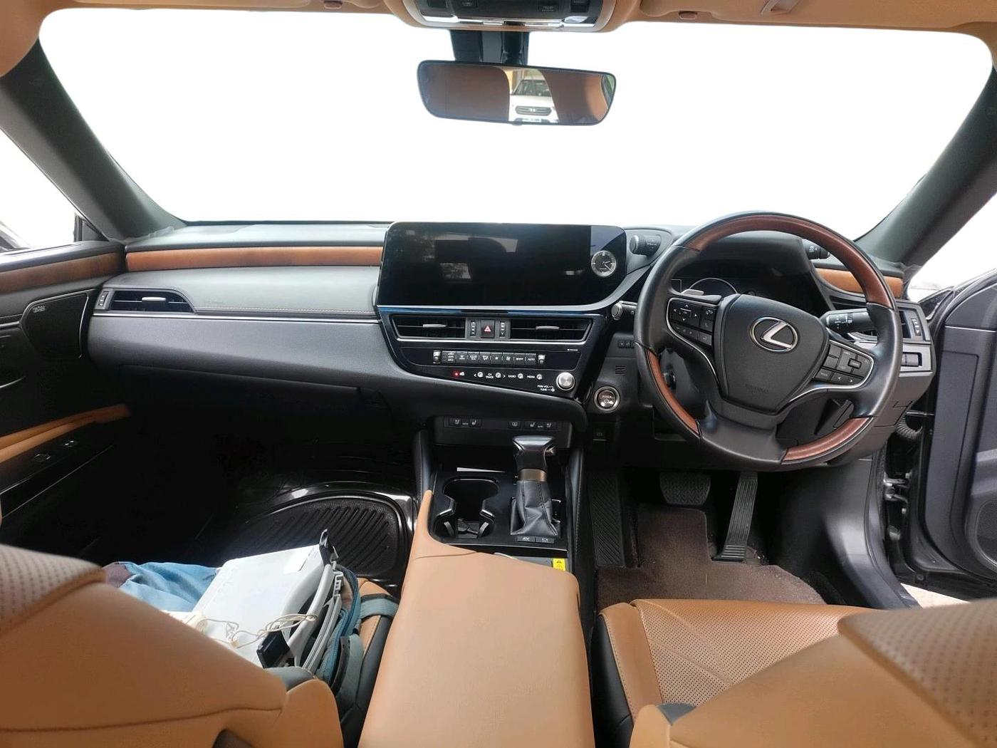 2023 Lexus ES 300h Luxury, Hybrid, Automatic, 30,232 km, interior