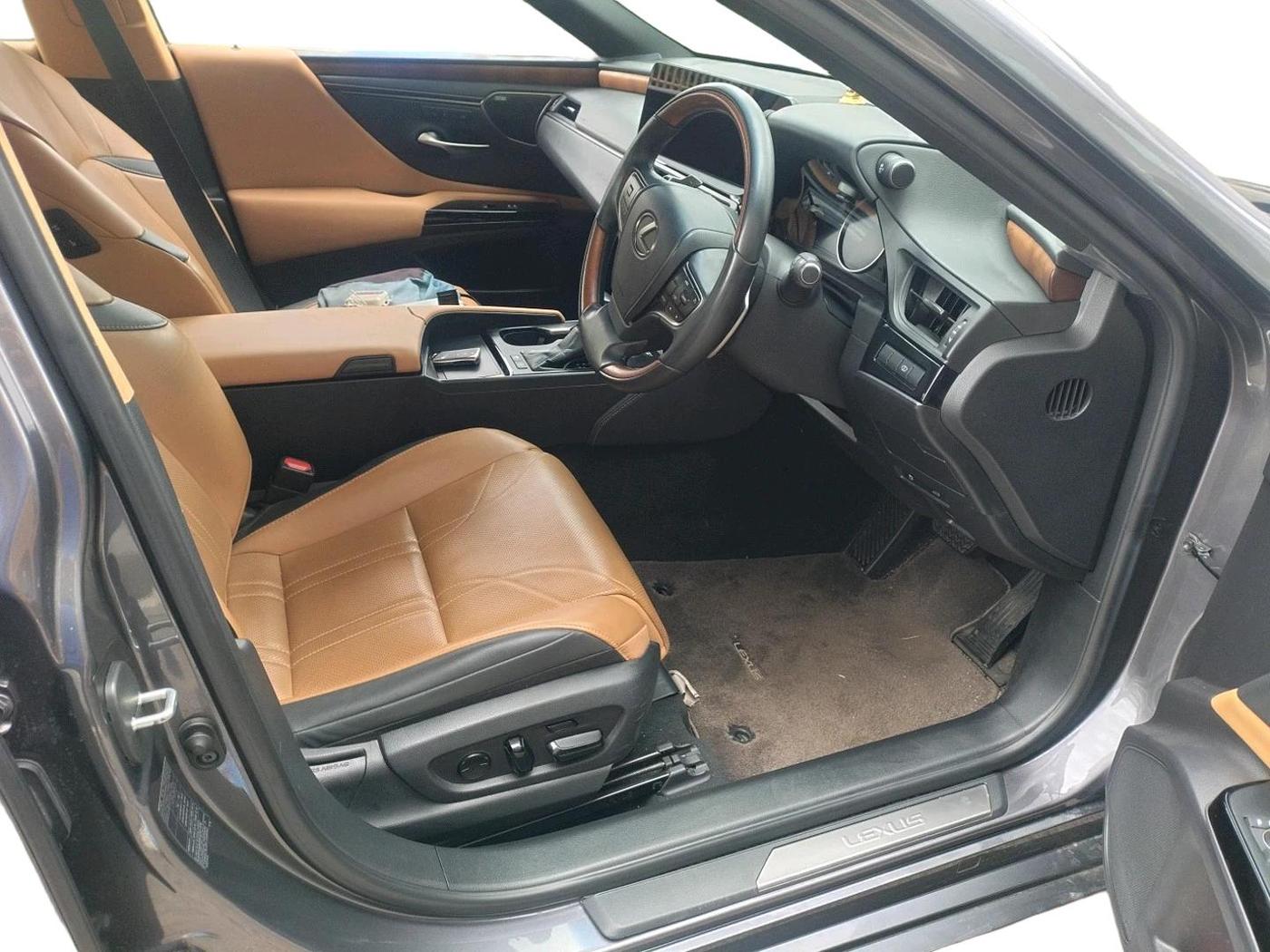 2023 Lexus ES 300h Luxury, Hybrid, Automatic, 30,232 km, interior