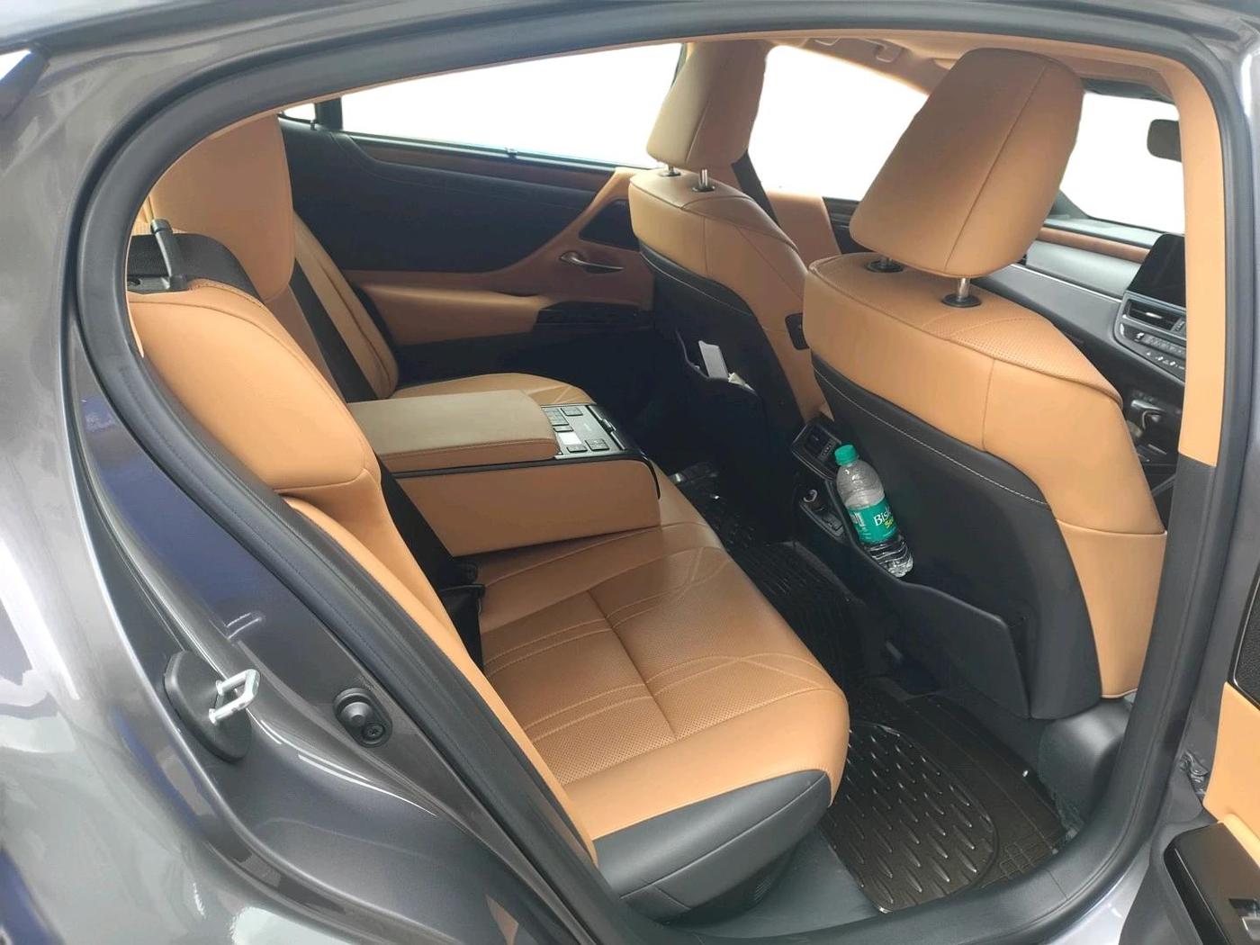 2023 Lexus ES 300h Luxury, Hybrid, Automatic, 30,232 km, interior