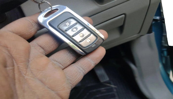 2016 Mahindra Kuv100 K2 6 STR, Petrol, Manual, 17,456 km, interior