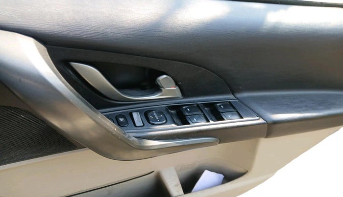 2016 Mahindra XUV500 W6 1.99, Diesel, Manual, 73,760 km, interior