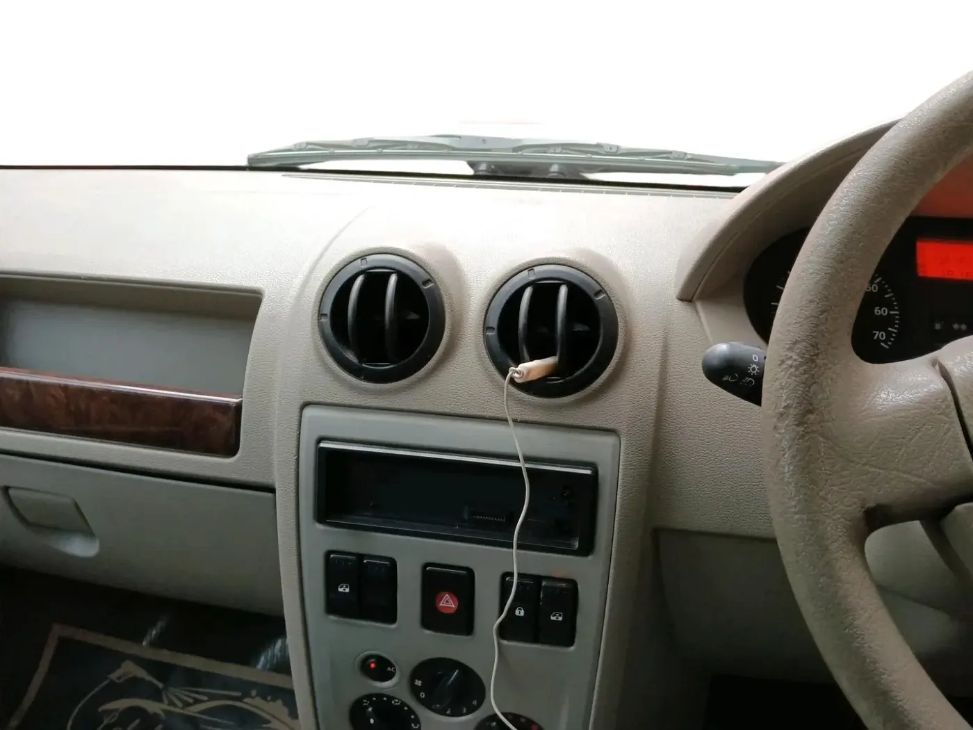 2008 Mahindra Renault Logan GLE 1.4, Petrol, Manual, 1,10,727 km, interior