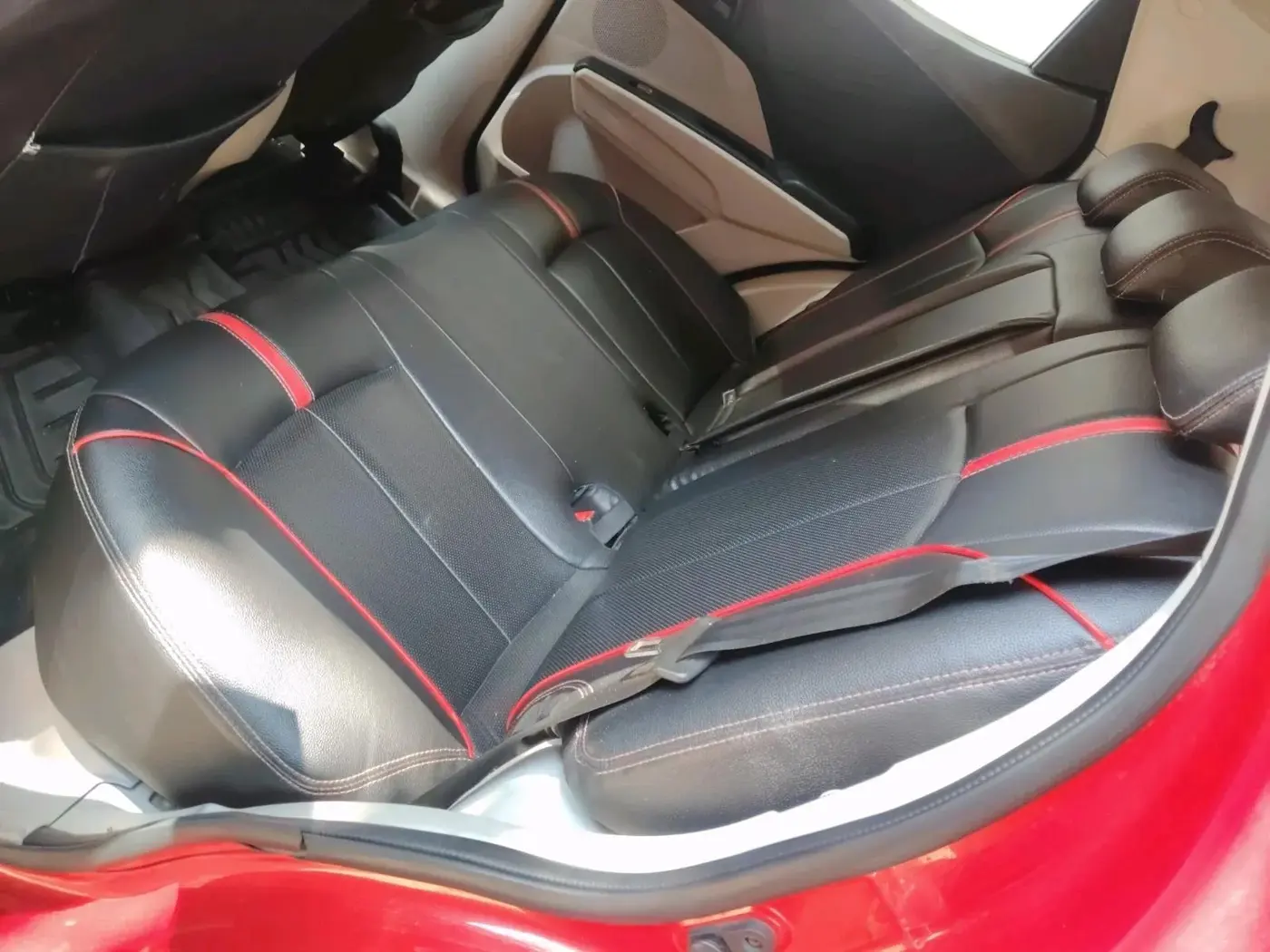 2019 Mahindra XUV300 W6 1.5 DIESEL, Diesel, Manual, 1,32,715 km, interior