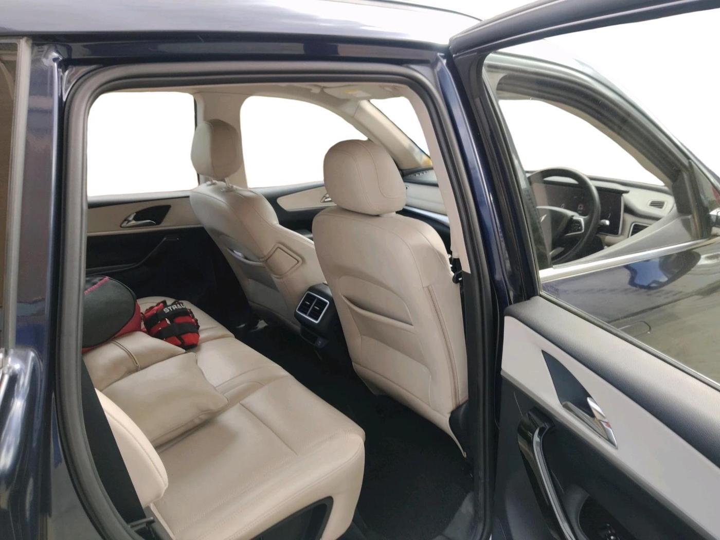 2021 Mahindra XUV700 AX 7 P MT 7 STR, Petrol, Manual, 36,324 km, interior