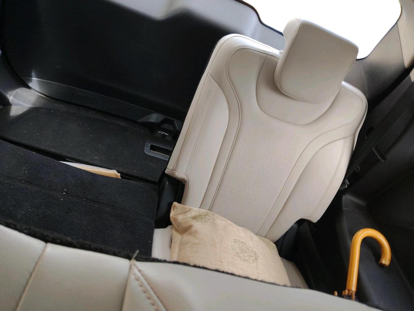 2021 Mahindra XUV700 AX 7 P MT 7 STR, Petrol, Manual, 36,324 km, interior