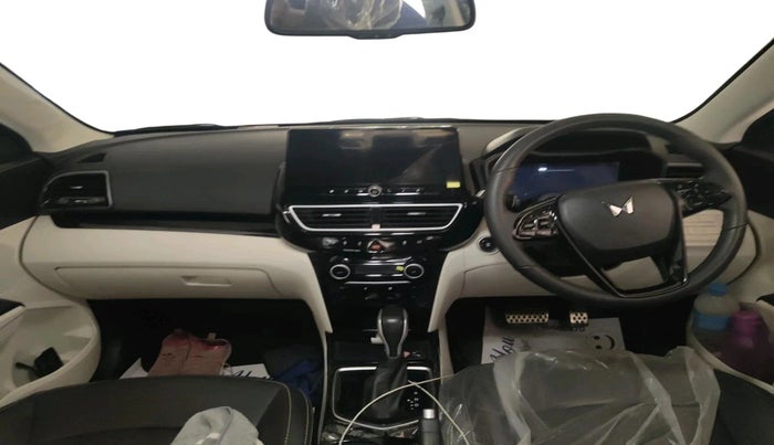 2025 Mahindra XUV 3XO REVX A 1.2 Petrol AT, Petrol, Automatic, 5,957 km, interior