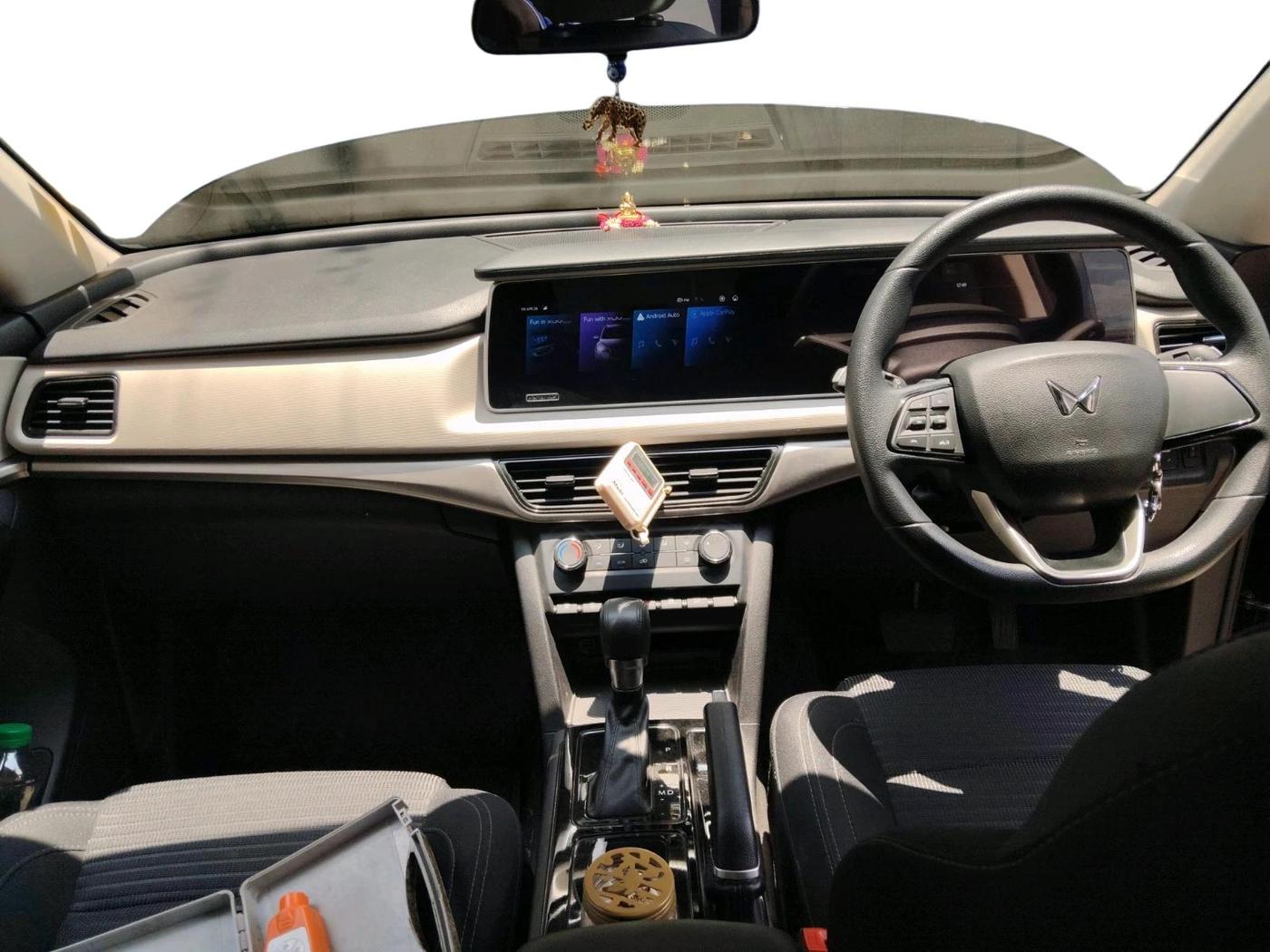 2022 Mahindra XUV700 AX 5 P AT 5 STR, Petrol, Automatic, 30,600 km, interior